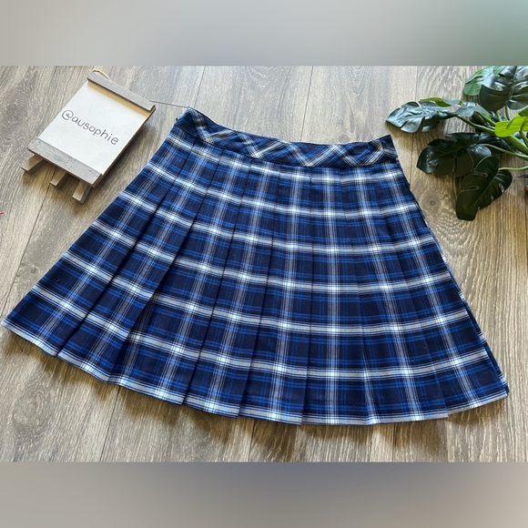 H&M short pleated school girl skirt in royal blue and white. Size 6 - Picture 6 of 9